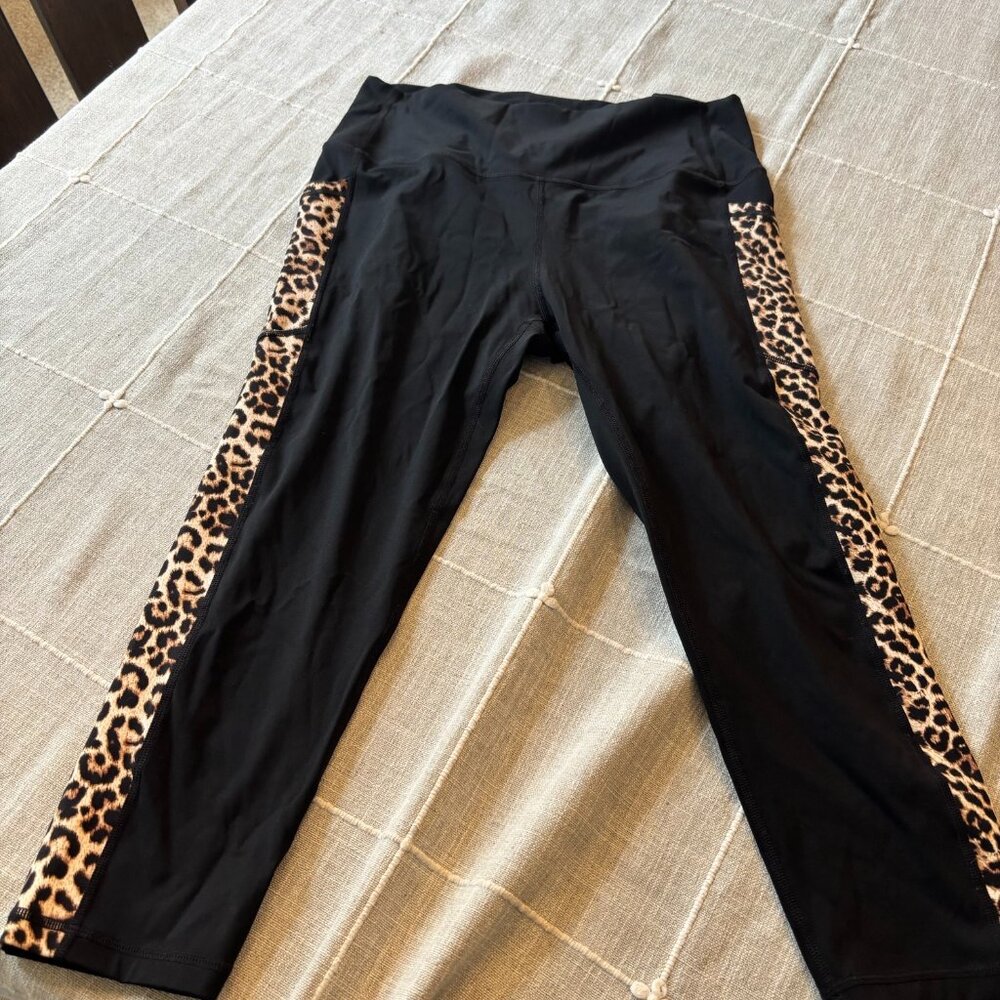 Like New - ZYIA Active Black/Leopard-Striped Hi-Rise Cropped Leggings